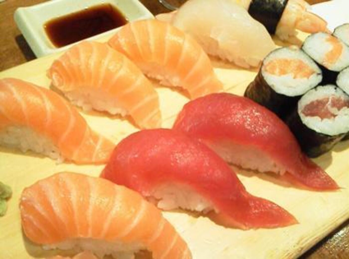 Assortiment de nigiris saumon et thon sur planche de bois