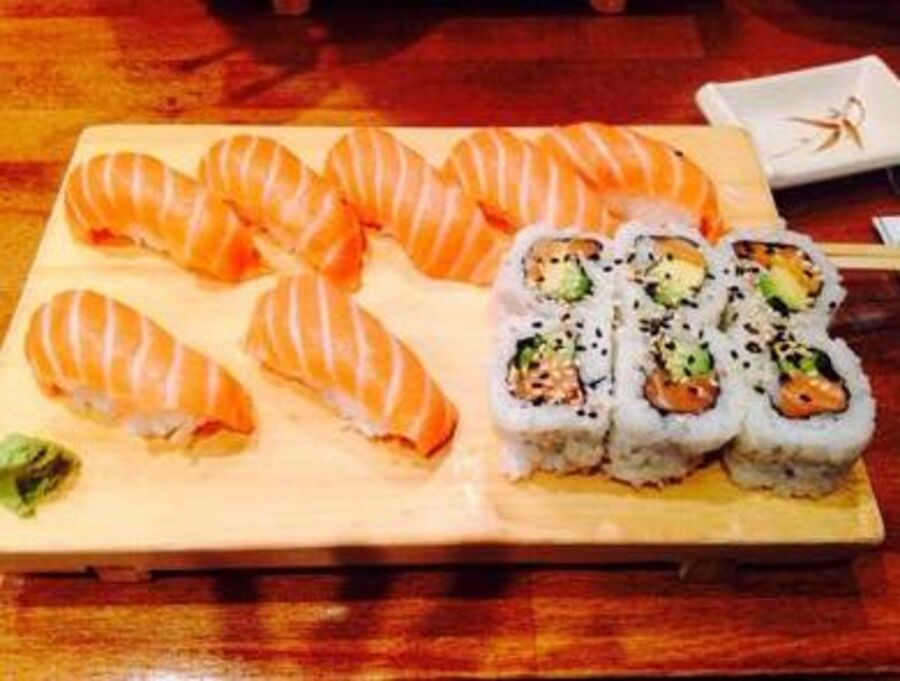 Planche de nigiris saumon et california rolls
